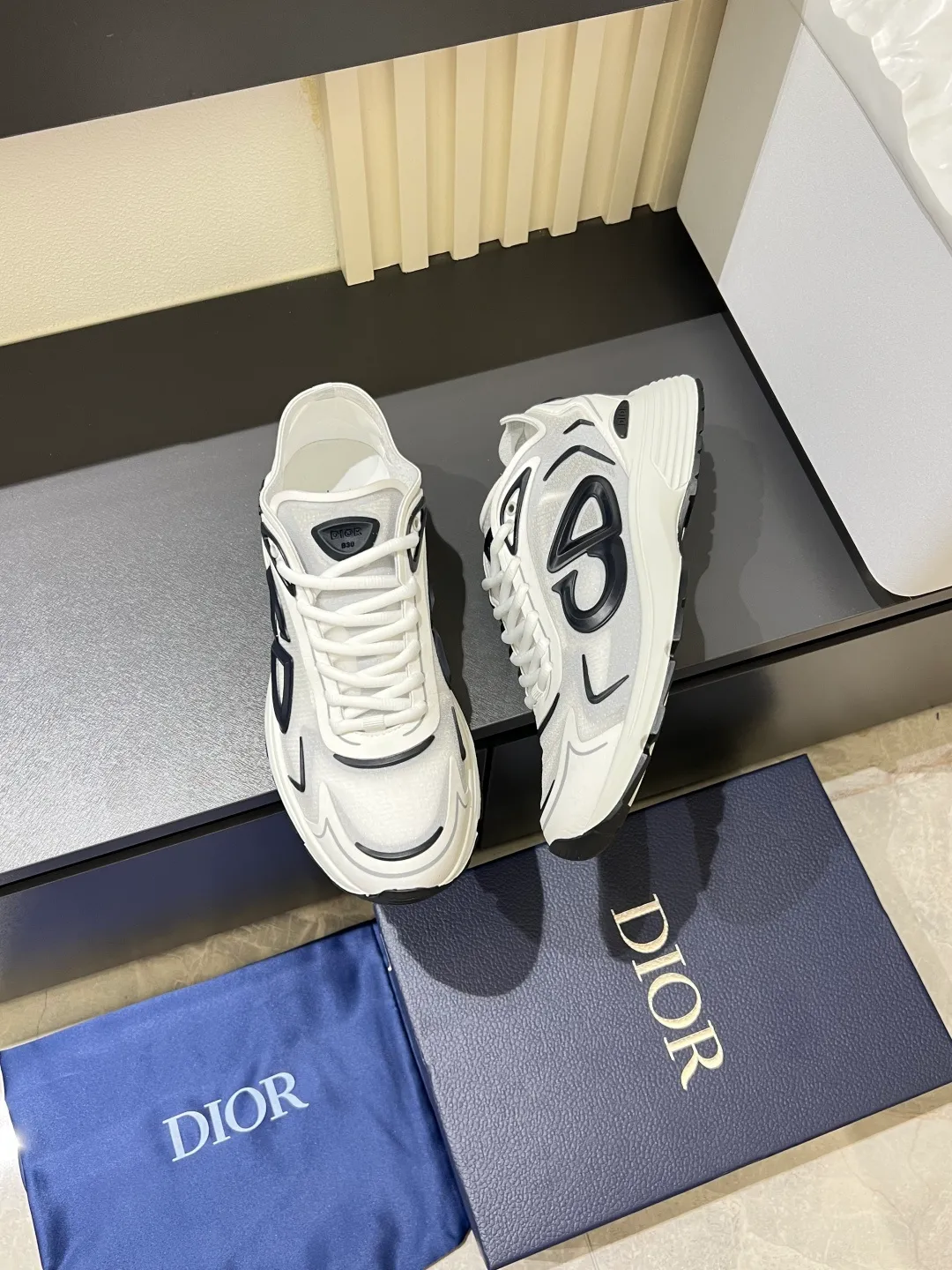 p500 Dior Dior's latest B30 Countdown sneaker. This B30 Countdown technical training shoe is new for spring 2026. Its sporty design perfectly combines fashion elements with technical performance. Its design is inspired by modern running. There are also Dior B30 and CD30 rubber logos on the tongue and back of the shoe. The sculpted sole that combines rubber and foam ensures flexibility and comfort. Various unique details also add to its color. Fabric technical fabric and technical mesh lining Industrial fabric and industrial mesh CD30 rubber logo on sides and rear Dior B30 rubber signature tongue Low-top style lace-up closure Ultra-lightweight rubber blend and brown foam sole Welded construction with gray detailing and Dior, CD30 and B30 logos Size: 38-44!